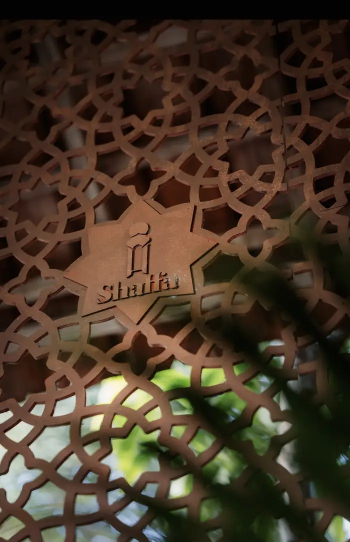 The carved screen with the Shaffa mark, and greenery