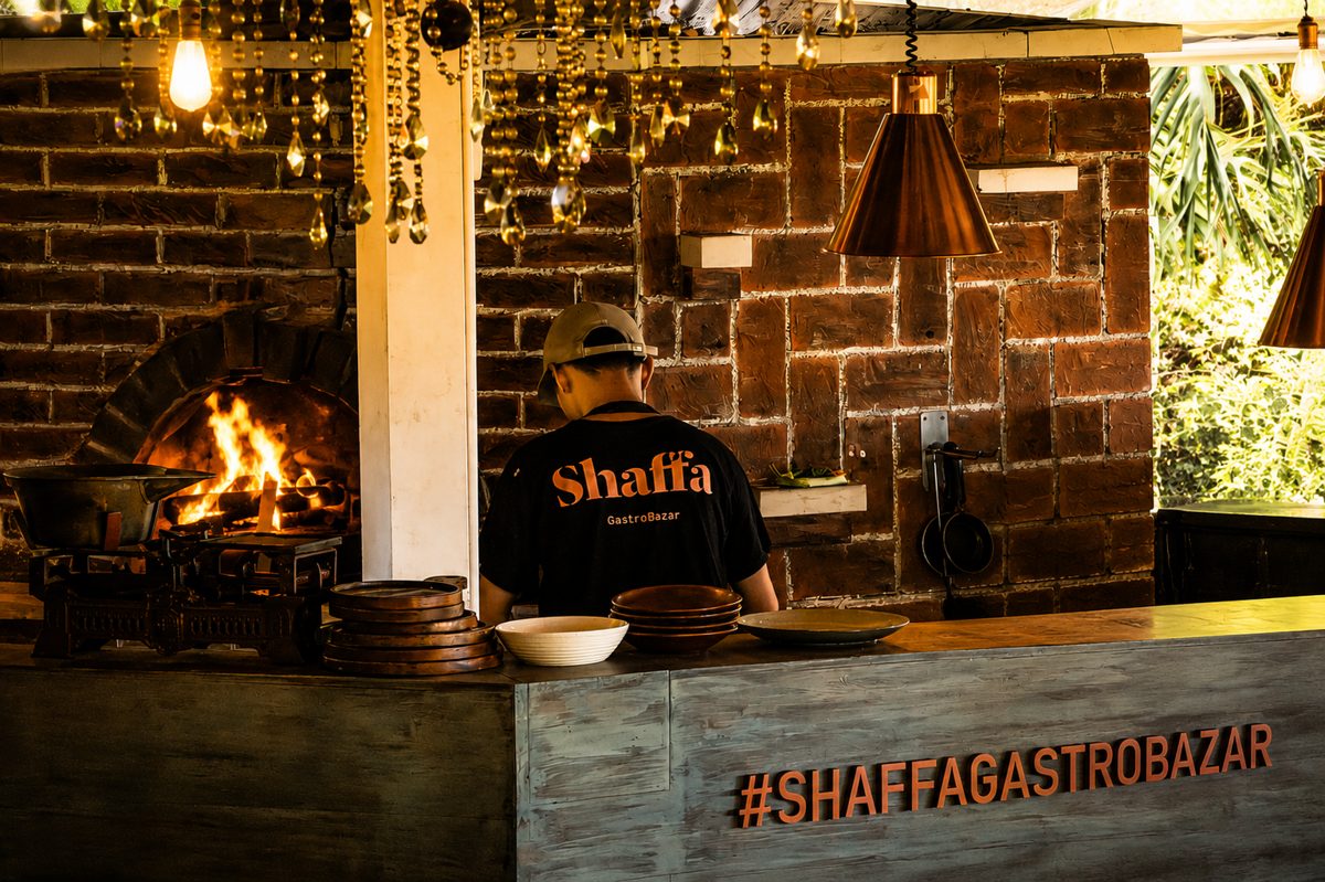 The bar and the fire at Shaffa GastroBazar, Balangan